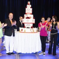 Alberto de Mónaco, Estefanía de Mónaco y sus hijas Pauline Ducruet y Camille Gottlieb con la tarta del 20 aniversario de Fight Aids Monaco