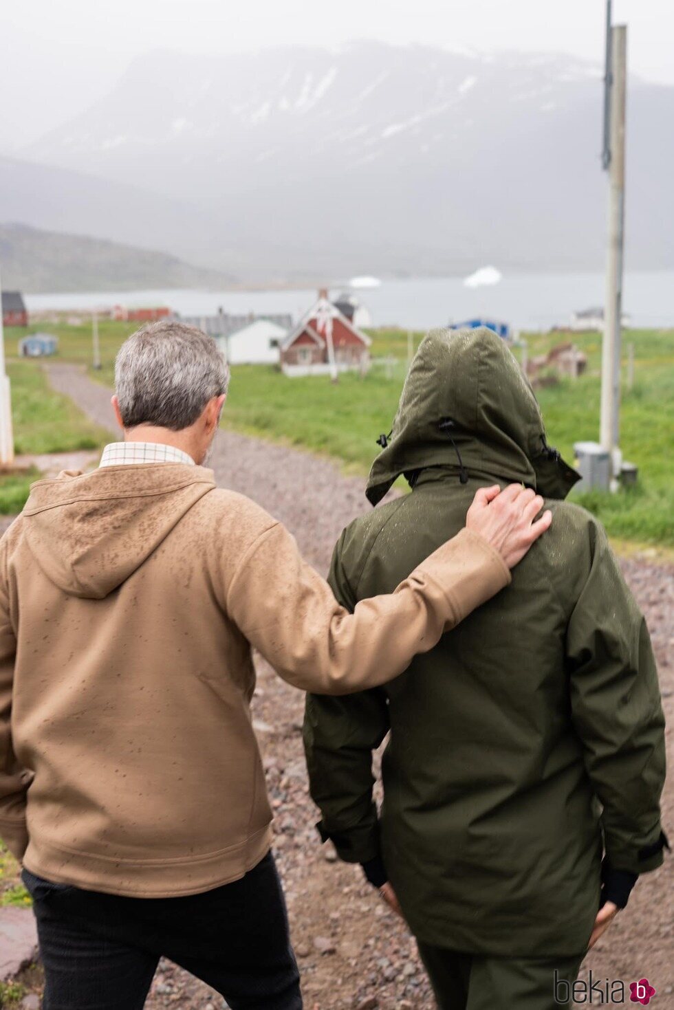 Federico y Mary de Dinamarca paseando muy cómplices en su primera visita oficial a Groenlandia como Reyes