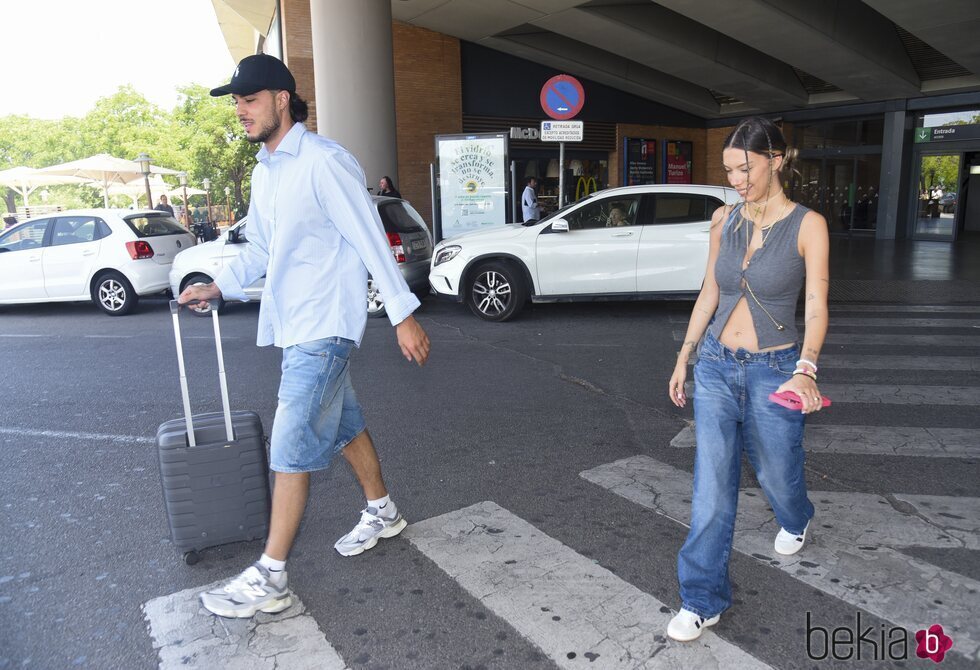 Alejandra Rubio y Carlo Costanzia llegando a Huelva de vacaciones