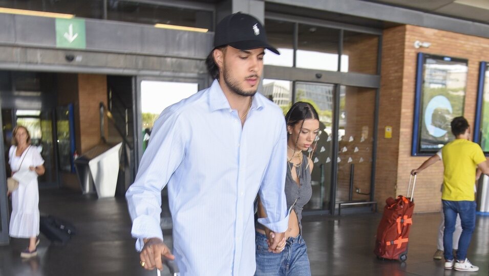 Carlo Costanzia y Alejandra Rubio cogidos de la mano llegando a Huelva