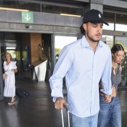 Carlo Costanzia y Alejandra Rubio cogidos de la mano llegando a Huelva