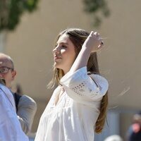 La Infanta Sofía colocándose el pelo en su visita al taller de Jaume Plensa