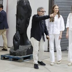 Jaume Plensa dando explicaciones a la Princesa Leonor y la Infanta Sofía en su taller