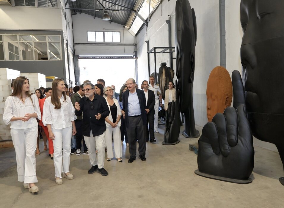 La Princesa Leonor y la Infanta Sofía ante las esculturas de Jaume Plensa en su taller