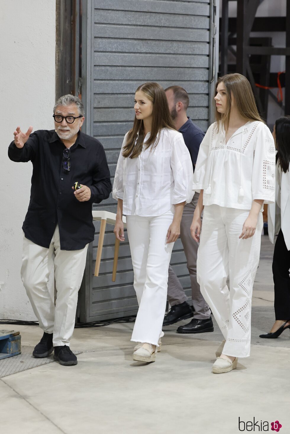 La Princesa Leonor y la Infanta Sofía escuchan a Jaume Plensa en su visita a su taller