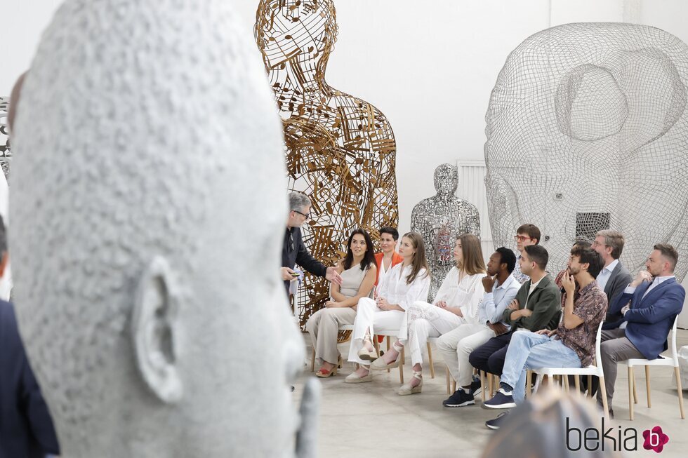 La Princesa Leonor y la Infanta Sofía escuchan a Jaume Plensa en su visita a su taller en Sant Feliu de Llobregat