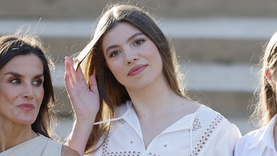 La Infanta Sofía apartándose el pelo en el encuentro con antiguos ganadores de los Premios Princesa de Girona