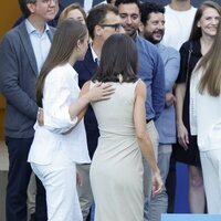 La Princesa Leonor y la Reina Letizia se agarran por la espalda en el encuentro con los antiguos ganadores de los Premios Princesa de Girona