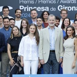 Los Reyes, Leonor y Sofía en el posado oficial con los antiguos ganadores de los Premios Princesa de Girona