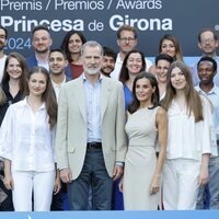 Los Reyes, Leonor y Sofía en el posado oficial con los antiguos ganadores de los Premios Princesa de Girona