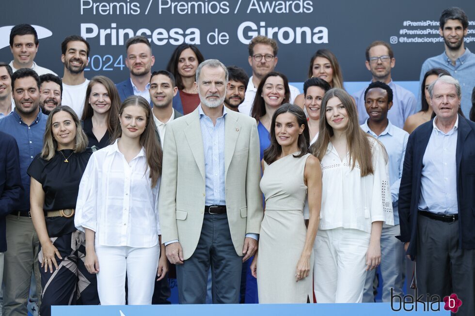 Los Reyes, Leonor y Sofía en el posado oficial con los antiguos ganadores de los Premios Princesa de Girona