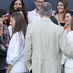 El Rey Felipe posa con cariño su mano en la espalda de la Infanta Sofía en el encuentro con anteriores ganadores de los Premios Princesa de Girona