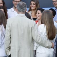 El Rey Felipe posa con cariño su mano en la espalda de la Infanta Sofía en el encuentro con anteriores ganadores de los Premios Princesa de Girona