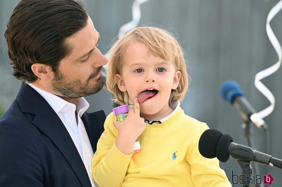 Julian de Suecia sacando la lengua en la inauguración de un parque infantil con su nombre en Halland