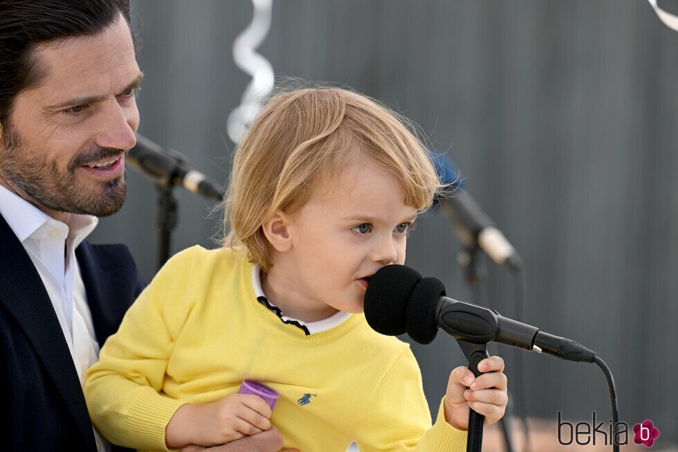 Julian de Suecia hablando por un micrófono en la inauguración de un parque infantil con su nombre en Halland