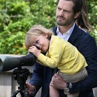 Julian de Suecia mirando por un telescopio terrestre en la inauguración de un parque infantil con su nombre en Halland