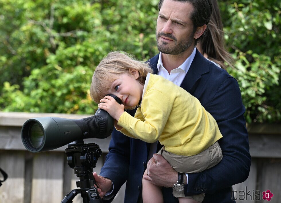 Julian de Suecia mirando por un telescopio terrestre en la inauguración de un parque infantil con su nombre en Halland