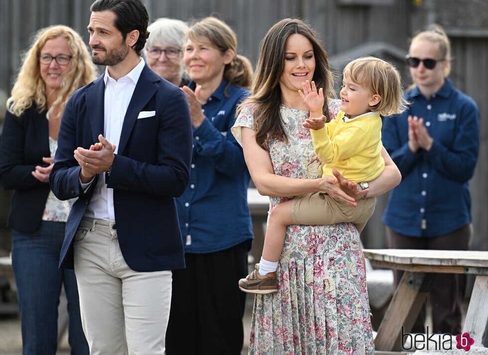 Julian de Suecia aplaudiendo junto a Carlos Felipe y Suecia de Suecia en la inauguración de un parque infantil con su nombre en Halland