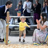 Julian de Suecia corriendo en presencia de Carlos Felipe y Sofia de Suecia en la inauguración de un parque infantil con su nombre en Halland