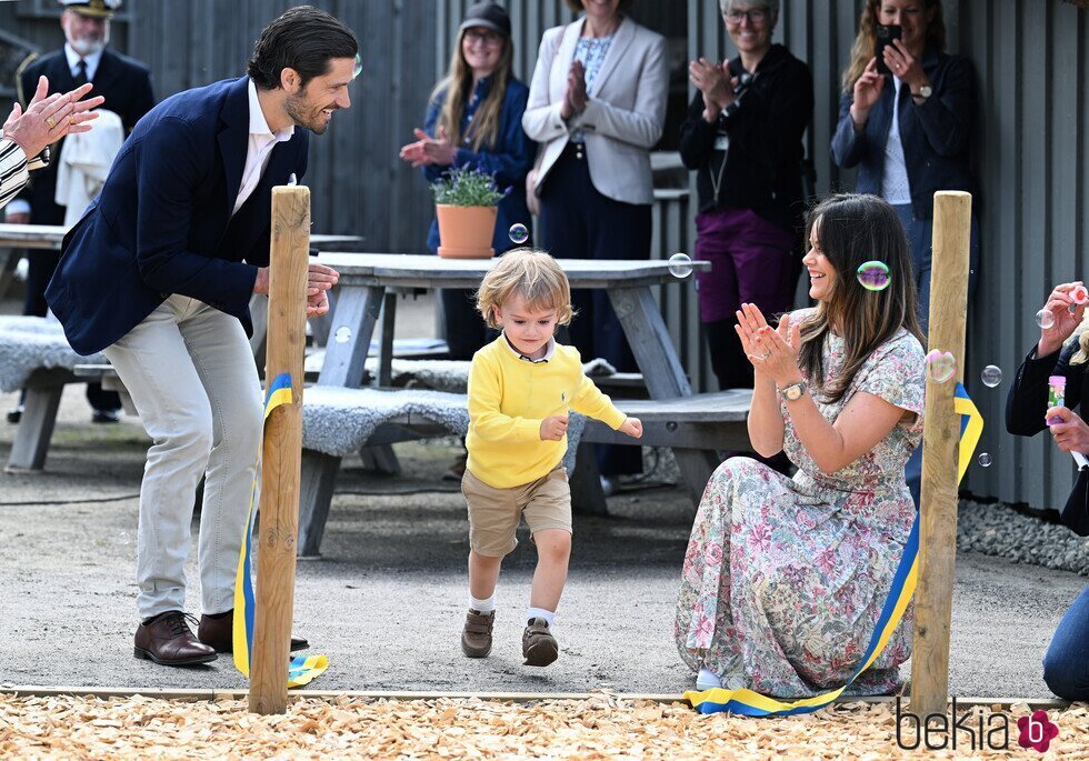 Julian de Suecia corriendo en presencia de Carlos Felipe y Sofia de Suecia en la inauguración de un parque infantil con su nombre en Halland