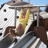 Julian de Suecia tirándose por un tobogán en la inauguración de un parque infantil con su nombre en Halland