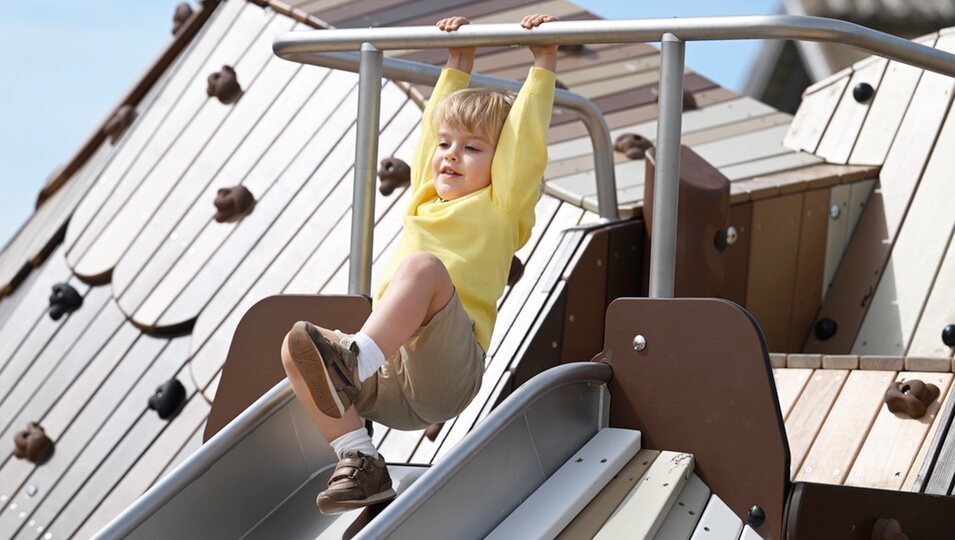 Julian de Suecia tirándose por un tobogán en la inauguración de un parque infantil con su nombre en Halland