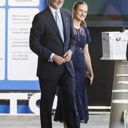 El Rey Felipe VI y la Princesa Leonor, muy sonrientes a su llegada a los Premios Princesa de Girona 2024