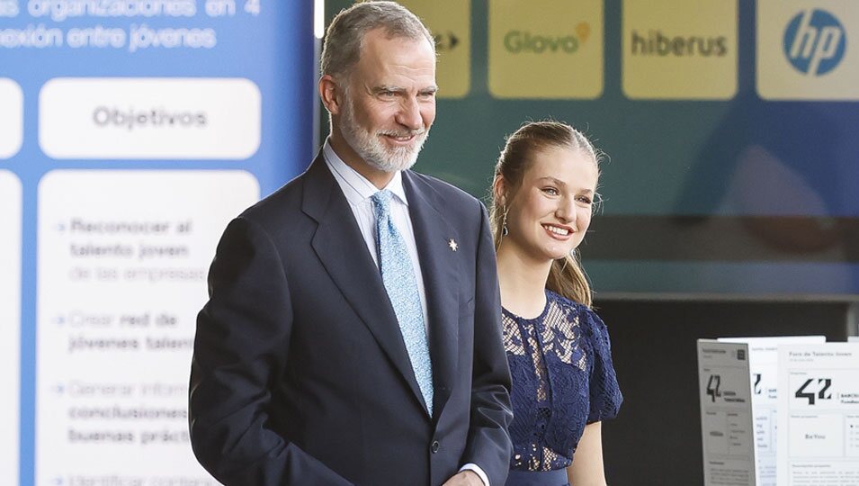 El Rey Felipe VI y la Princesa Leonor, muy sonrientes a su llegada a los Premios Princesa de Girona 2024