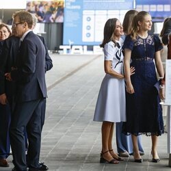 La Reina Letizia agarra a la Princesa Leonor en los Premios Princesa de Girona 2024