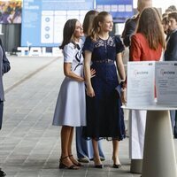 La Reina Letizia agarra a la Princesa Leonor en los Premios Princesa de Girona 2024