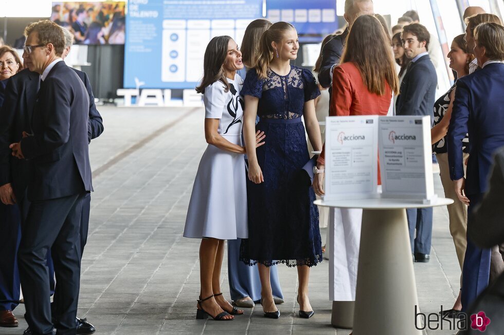 La Reina Letizia agarra a la Princesa Leonor en los Premios Princesa de Girona 2024