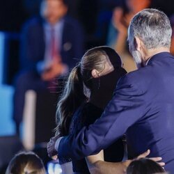 El Rey Felipe Vi felicita a la Princesa Leonor tras su discurso en los Premios Princesa de Girona 2024