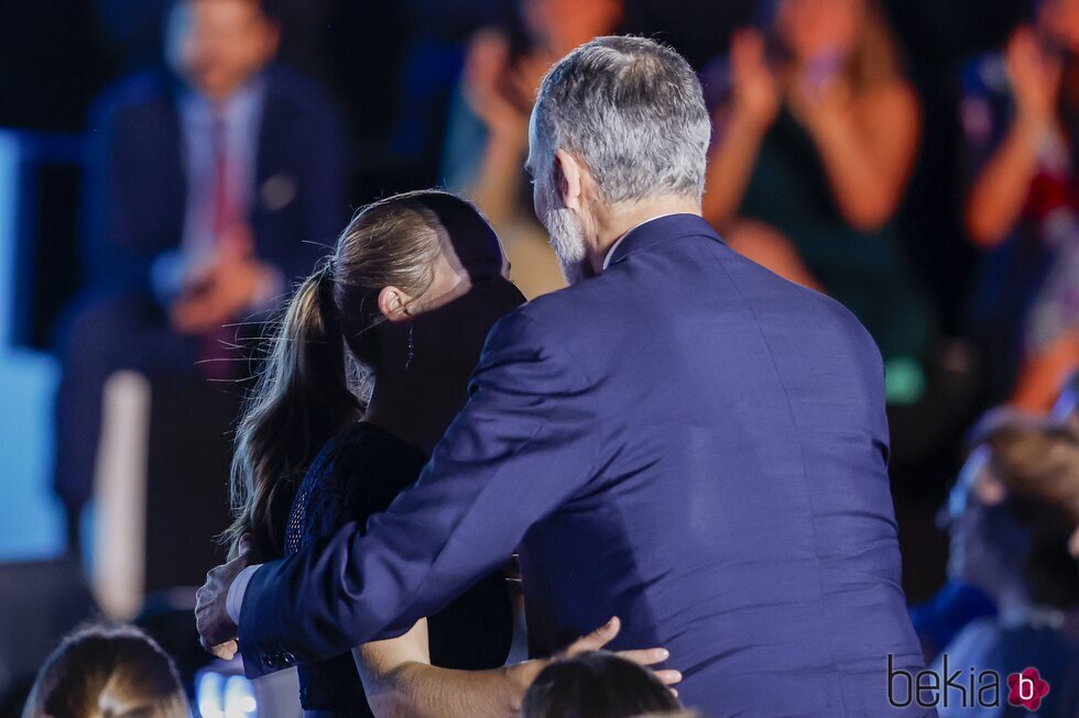 El Rey Felipe Vi felicita a la Princesa Leonor tras su discurso en los Premios Princesa de Girona 2024