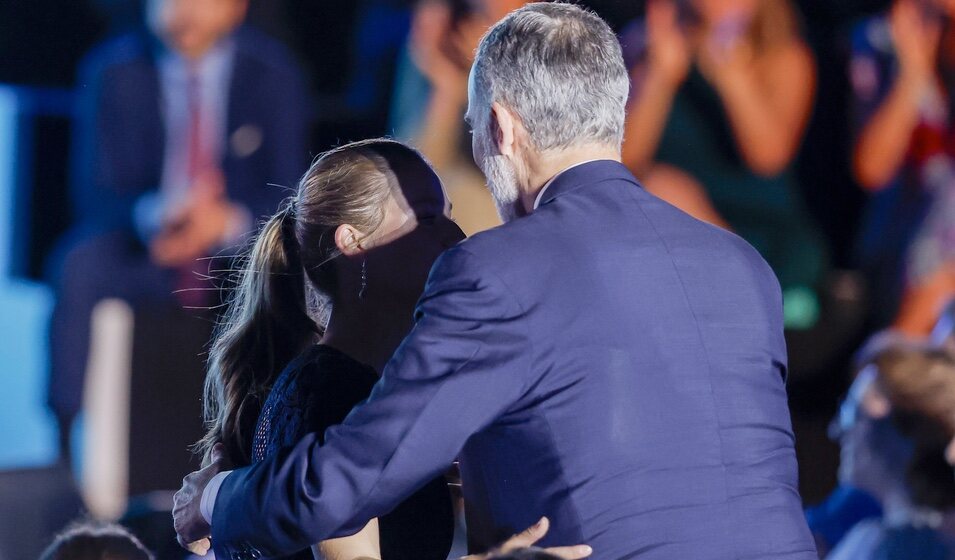 El Rey Felipe Vi felicita a la Princesa Leonor tras su discurso en los Premios Princesa de Girona 2024