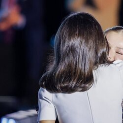 La Reina Letizia y la Princesa Leonor se abrazan tras el discurso de la Princesa Leonor en los Premios Princesa de Girona 2024