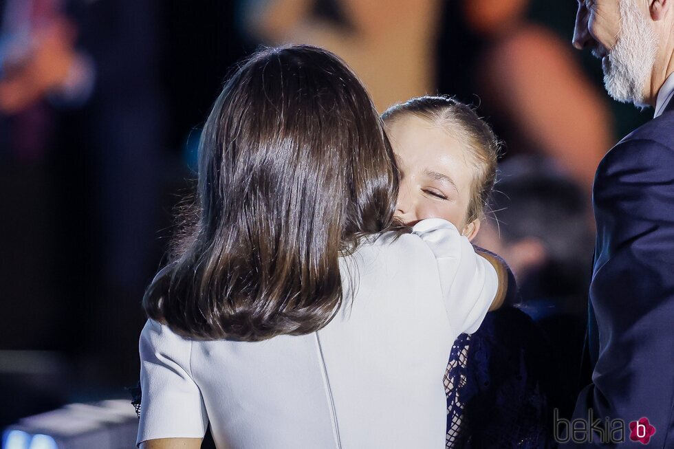 La Reina Letizia y la Princesa Leonor se abrazan tras el discurso de la Princesa Leonor en los Premios Princesa de Girona 2024