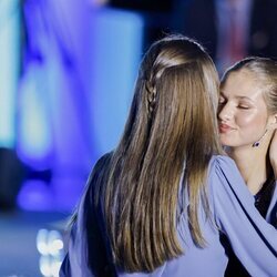 La Princesa Leonor y la Infanta Sofía se dan un beso tras el discurso de la Princesa Leonor en los Premios Princesa de Girona 2024