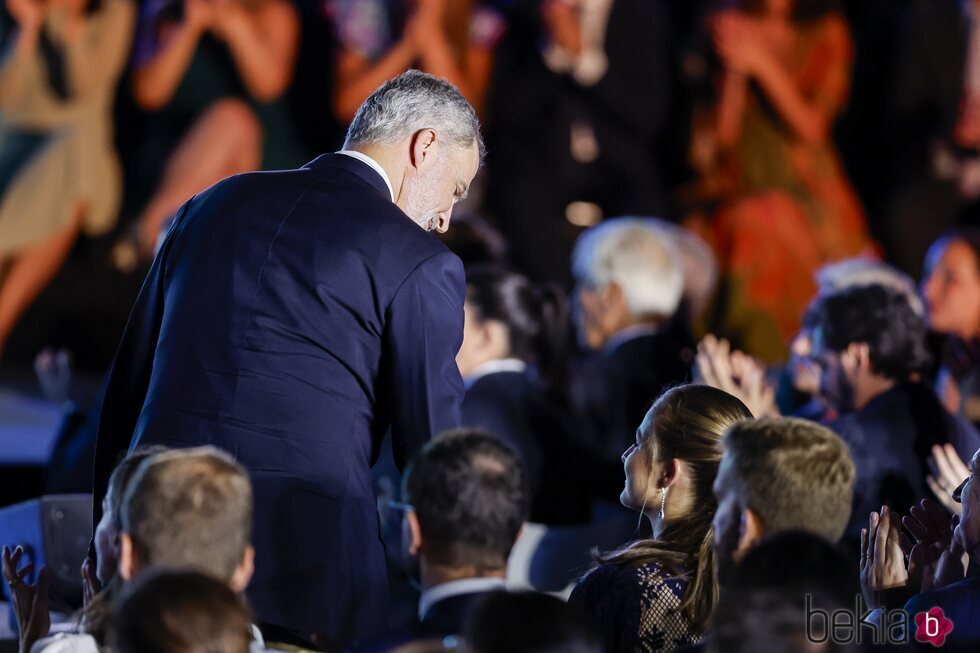 El Rey Felipe VI y la Princesa Leonor se dedican una sonrisa en los Premios Princesa de Girona 2024