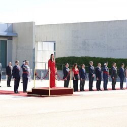 La Princesa Leonor escuchando el Himno de España en su despedida con honores por su viaje oficial a Portugal