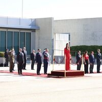 La Princesa Leonor escuchando el Himno de España en su despedida con honores por su viaje oficial a Portugal