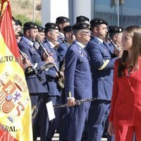 La Princesa Leonor pasando revistas a las tropas en su despedida con honores por su viaje oficial a Portugal