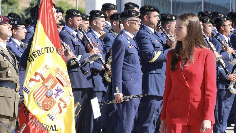 La Princesa Leonor pasando revistas a las tropas en su despedida con honores por su viaje oficial a Portugal