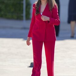 La Princesa Leonor con un traje rojo en su viaje oficial a Portugal