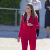 La Princesa Leonor con un traje rojo en su viaje oficial a Portugal