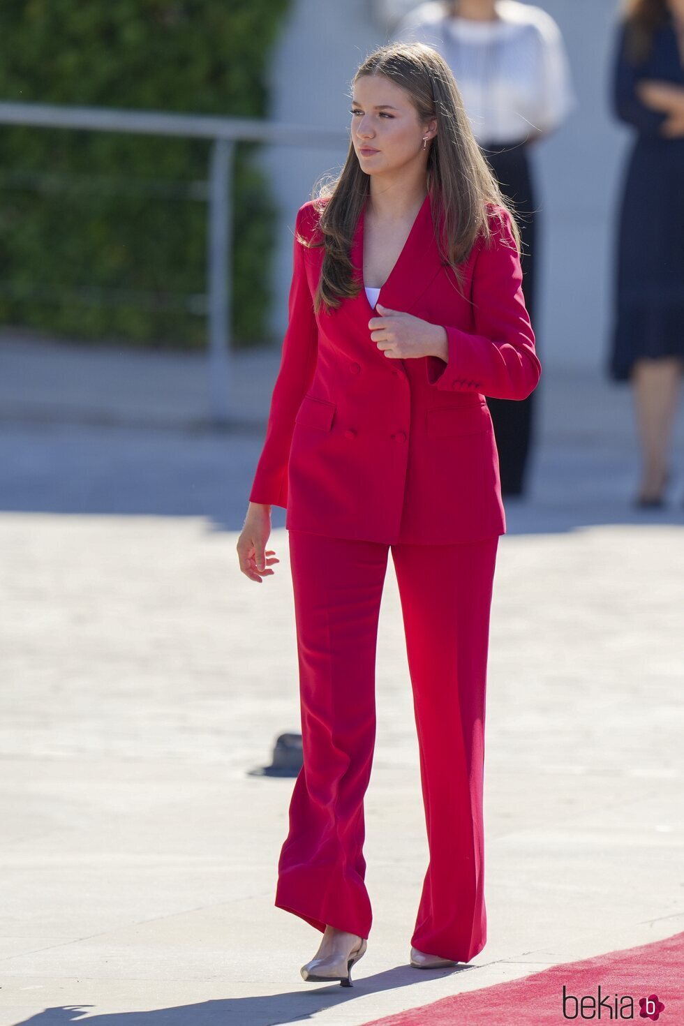 La Princesa Leonor con un traje rojo en su viaje oficial a Portugal