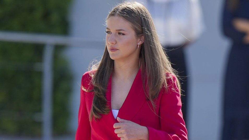 La Princesa Leonor con un traje rojo en su viaje oficial a Portugal