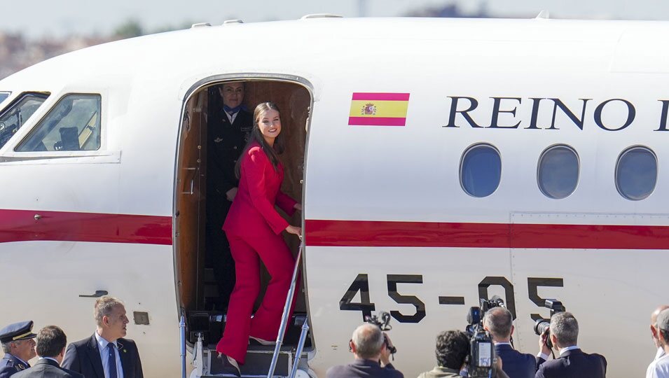 La Princesa Leonor entrando en el avión que le llevó en su primer viaje oficial a Portugal