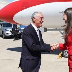 La Princesa Leonor saluda al Presidente de Portugal a su llegada al Aeropuerto de Lisboa en su primer viaje oficial a Portugal