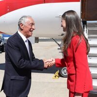 La Princesa Leonor saluda al Presidente de Portugal a su llegada al Aeropuerto de Lisboa en su primer viaje oficial a Portugal