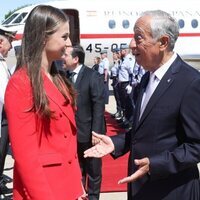 La Princesa Leonor y Marcelo Rebelo de Sousa hablando en el recibimiento a la Princesa Leonor en su primer viaje oficial a Portugal